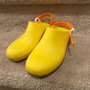 Yellow Calzuro Without Holes w/purple and orange straps and comfort insoles